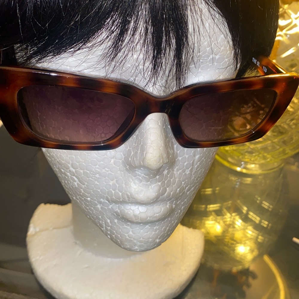 Quay Australia The DL 126 sunglasses with case. Gently Worn once, no scratches.